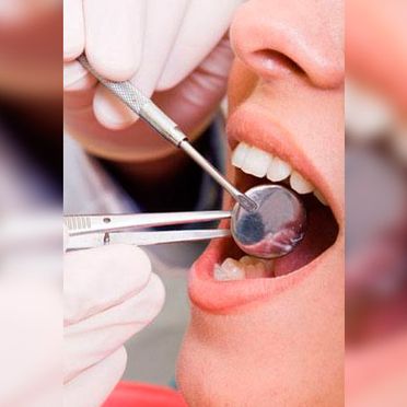 Clínica Dental Pérez - De Marziani persona en revisión odontológica 