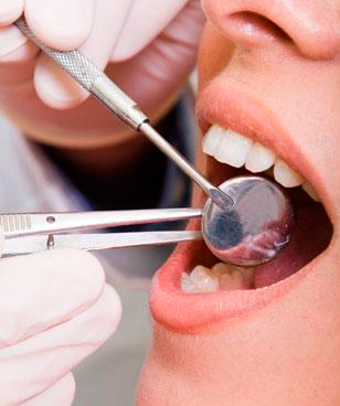 Clínica Dental Pérez - De Marziani persona en revisión odontológica 
